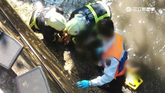 疑照顧中風母壓力大　女兒燒母推下橋