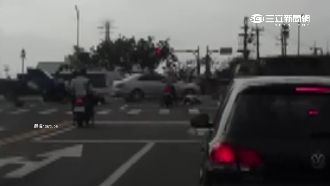 逼車包夾害騎士摔　賓士車裝沒事肇逃