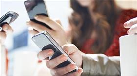 滑手機／翻攝自百度