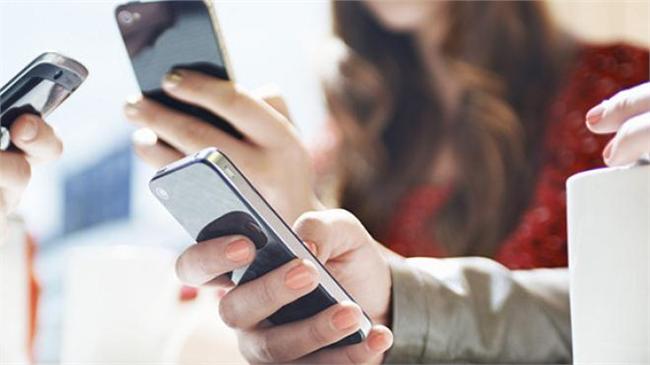 驚！滑手機2小時　相當用電腦6小時