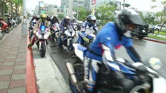 花百萬無法領牌還斷油　重機列隊抗議