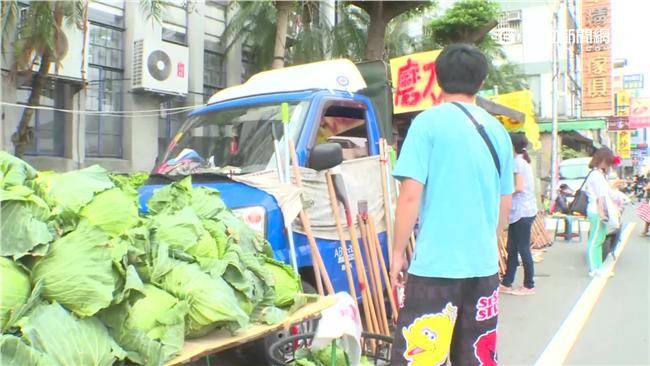 兄妹賣高麗菜救病舅　網友團購幫下架