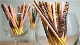 Pepero day （圖／travel oriented,Flickr CC License）https://www.flickr.com/photos/traveloriented/10529376544/in/photolist-hmVX4s-h3rNNU-h3rPxQ-3Wc1ic-31ucoi-aDDQBk-aDDR2p-aDDQZV-aDDQXg-aDHHgC-aDHHcq-aDDQNp-aDHH6L-aDHH17-aDDQyK-aDHGR9-aDHGMf-aDHGHU-aDDQm2-aDHGAG-aDHGx5-dEi874-dsytn5-7fi39h-7feazz-7feawF-CPQKa-p2YVH9-7fi3bo-p5DKGQ-CPPTs-7feayz-oWRdwu-cjmrhN-CPQws-aDPurS-yG9LCt-cwNTbG-CPQHu-hhDUw-hhDU5-hhDTP-hhDTB-9QcvhR-nhkq2c-navUwJ-naazkp-nyQNHC