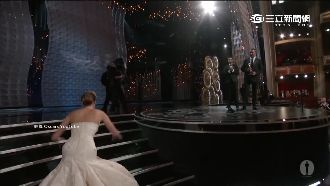 影后真「衰」！小珍妮佛西國又慘摔