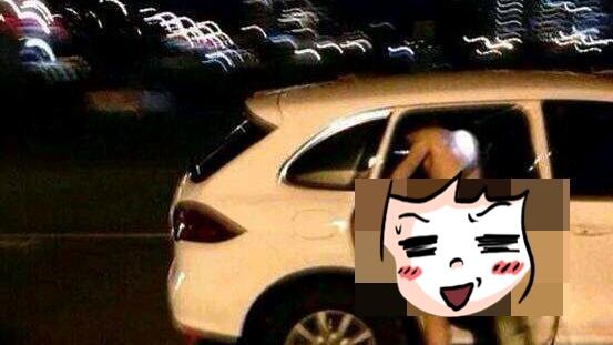 情侶「車震」　兩男偷窺後出手...