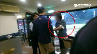 老師拿議員證耍特權　被請出場還嗆聲