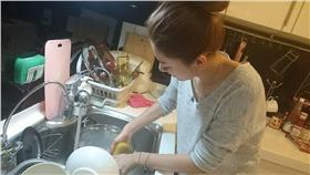 郭雪芙洗鍋子 圖/翻攝自郭俊宏臉書
