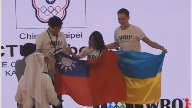 奧林匹克台奪2金　選手披國旗領獎