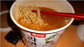 南韓,泡麵(flickr https://www.flickr.com/photos/f_fuentes/5562934685/in/photolist-9tzuEZ-7QVrxc-5yahvo-9Wbvup-4e9zCA-m5wpZ-5nf4U2-7wVwQb-5Ars8d-neKUDB-9tEjPX-9tHhf5-3pVi2i-4npejR-auFohW-4eZX4d-5LwecY-37VRtY-5tsfYM-5Fps2-arP6kv-dHFnaJ-7WteKf-9tEjCa-5rwCKw-FjgDZ-6Lc7HQ-dCiPS6-4e9zJm-4e5zBc-omTHpa-7Jf6Yx-qVw3zH-cZNCY-CYnRD-6beKZd-6baAYZ-5jX8gE-hbJFQK-eN7QYS-eN7TLy-eN7Reh-eMVrfv-eN7UrQ-eMVqsn-eN7Tv9-eN7UXh-eN7PZs-eN7Qnu-eMVwbz)
