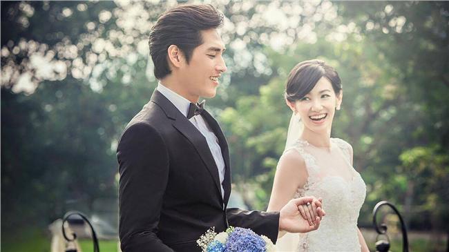 婚紗照曝光！藍正龍緊牽周幼婷笑好甜