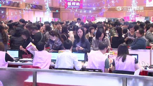 2小時塞2萬人　排到腿軟就為換禮品