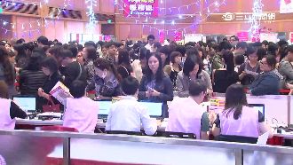 2小時塞2萬人　排到腿軟就為換禮品