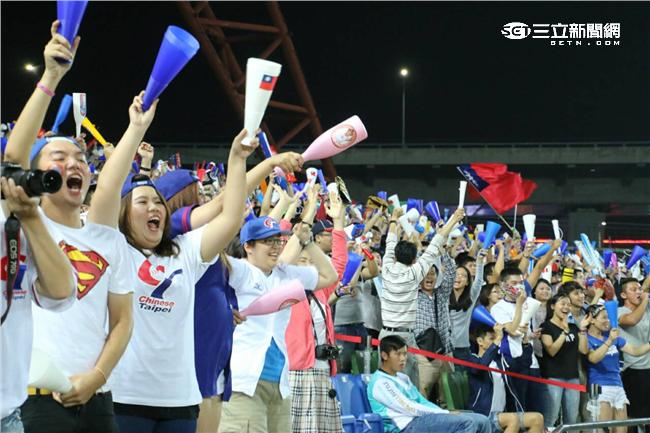 12強中華隊加油群眾（圖／記者王怡翔攝）