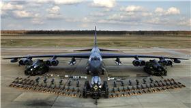 B-52轟炸機可發射巡弋飛彈。（公開資源，無版權）https://commons.wikimedia.org/wiki/File:B-52H_static_display_arms_06.jpg