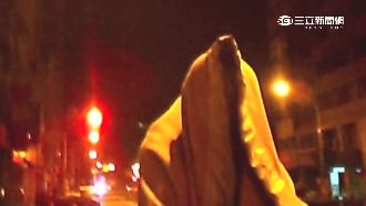 半夜驚見白影　醉男怕冷裹棉被嚇人