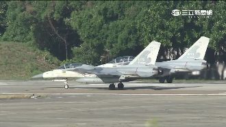 飛官順手一拔　300萬座艙罩炸飛了