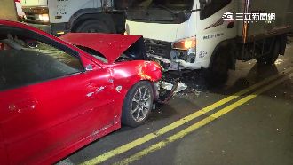 機車闖紅燈左轉　轎車遭撞又波及貨車