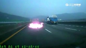 小客車國道上噴火　後方駕駛嚇傻了