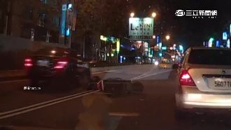 騎士鑽車縫自撞摔飛　險遭後車輾爆頭