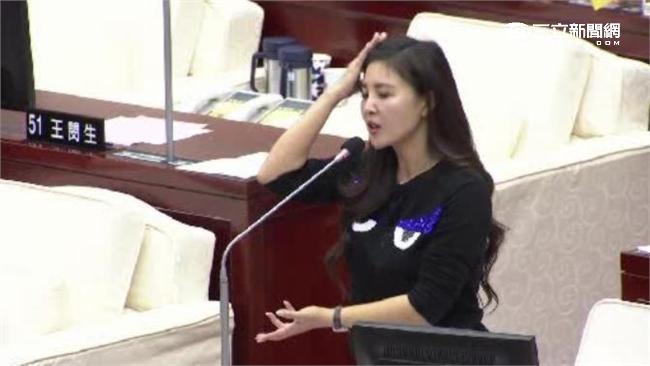 藍議員質詢突不適　柯P急量脈搏診察