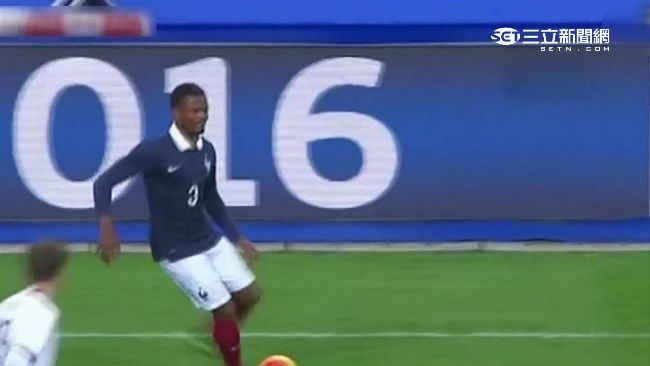 足球賽中驚傳爆炸巨響　球員嚇傻！