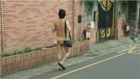 桃園驚見裸男散步！網友：放風中？