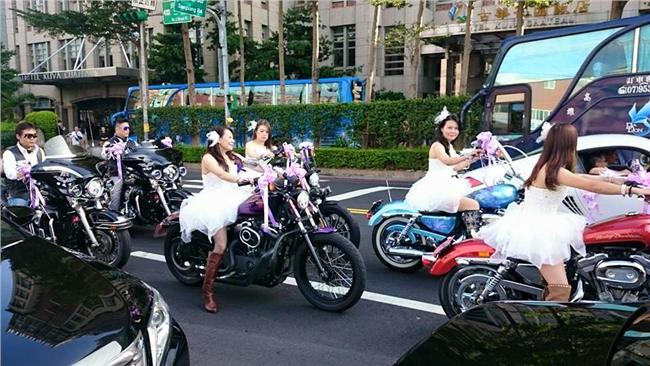 哈雷婚車隊好炫　網友：警察有業績了