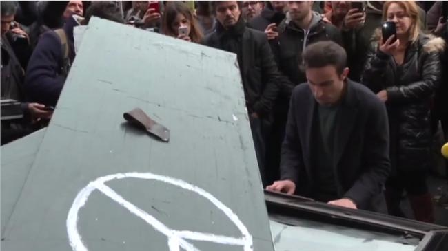 撫慰犧牲者亡靈　鋼琴家演奏反戰名曲