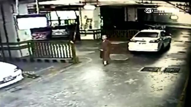 被佛撞？比丘尼連撞兩車　查看後落跑