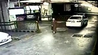 被佛撞？比丘尼連撞兩車　查看後落跑