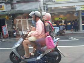 父母,危險,小孩,嬰兒,背巾,家長,機車（嘉義市大小事）