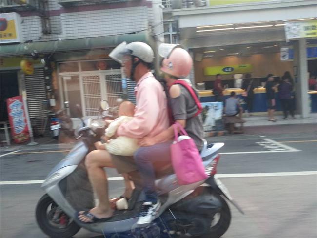 爸爸單手抓嬰騎機車　網友：虐待小孩