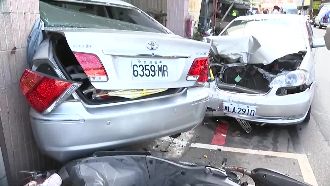 轎車暴衝連撞13車　一家三口被撞飛