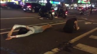 兩女東區練90度鞠躬　還躺地乾泳