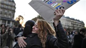 巴黎,恐怖攻擊,擁抱,freehugs（圖／路透社／達志影像）16:9