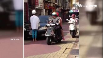 疑不滿窄路違停車　婦怒視擋駕駛去向