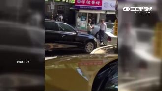 擋救護車也沒差？急診室前爆全武行