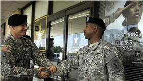 募兵制(flickr https://www.flickr.com/photos/familymwr/5286442098/in/photolist-949p4q-9a8pMP-ciMqLC-ciMvDW-bXGcm7-cWR9TW-9abGrS-eiVzmt-cWRaLh-95Ef9y-deY2XE-eiVzuX-ciMsoo-jDD2B2-brmc3w-ecpAdA-axTsvB-jH2ZAq-jDAyaH-aqw2Fc-jH28AU-jGZfr2-dB7uXB-axTrNK-apLrcw-bs8LYh-bs8Kqh-aRmAcg-aCZaXz-9ScnKR-9tj1F6-xzuqEp-wCt6Hs-8ZnpGW-9DEDYW-9DBMT6-xxaW9A-xztFCT-xxaD2j-xA6pag-xyEwvf-aTFMea-9Sdsax-jGZPtH-dBcXSf-dB7v6i-dBcXyL-69GShh-dBcYrL-7SAfyM)