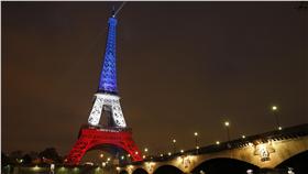 艾菲爾鐵塔（La Tour Eiffel）重啟，並點亮法國旗三色燈光。（圖／路透社／達志影像）