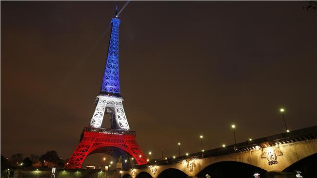 艾菲爾鐵塔重啟　點亮法國旗三色