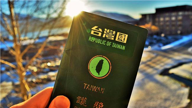 拿台灣國護照被遣返　她電話求助無用