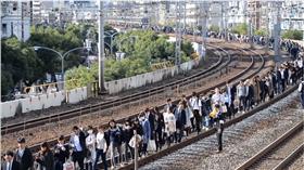 ▲日本JR線故障，5千名乘客安靜整齊走鐵軌 （圖／翻攝自youtube）
