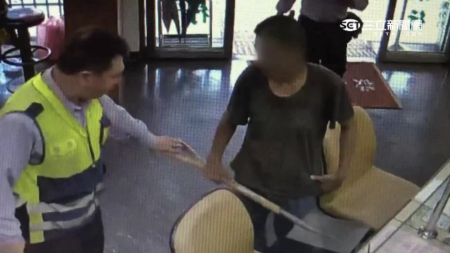 男想吃牢飯　持圓鍬搶銀行等警察抓