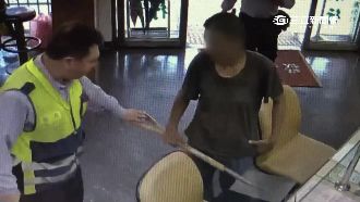 男想吃牢飯　持圓鍬搶銀行等警察抓