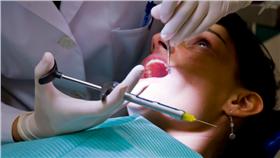 看牙▲圖／Conor Lawless flickr CC License  (https://www.flickr.com/photos/conchur/1573132880