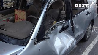 砰聲大如氣爆！吊車爆胎震毀路邊2車