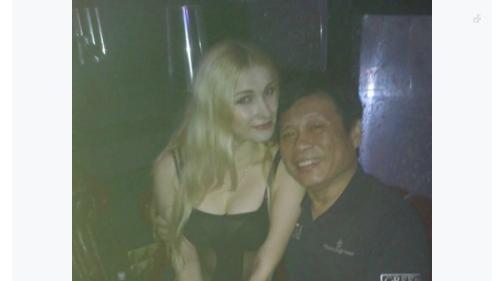 高大成夜摟辣洋妞　網友：師母非常火