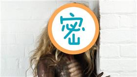 喬絲史東為為善待動物組織拍攝平面廣告－圖／翻攝自《PETA》官網