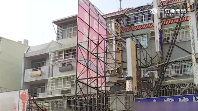 違建廣告架4樓高　檢舉不拆拖了半年