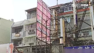 違建廣告架4樓高　檢舉不拆拖了半年